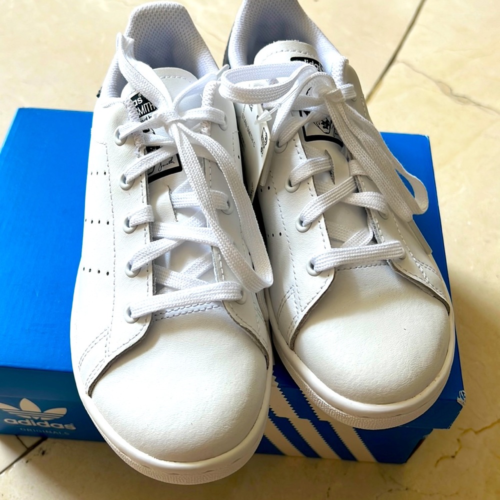 White Kids Stan Smith Addidas shoes. US Size  13 Girls/ Brand New. Unisex